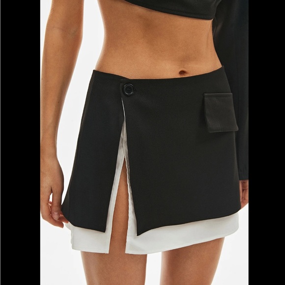 Single Buttoned Split Hem Colorblock Mini Skirt - Picture 2 of 6